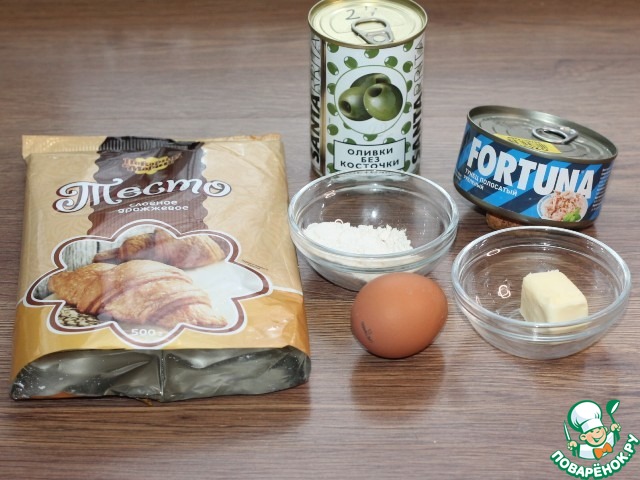 Мини-слойки с тунцом и оливками
