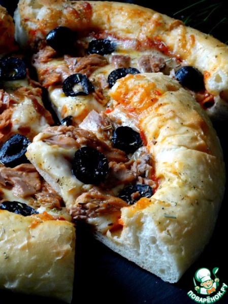 Пицца с тунцом и маслинами