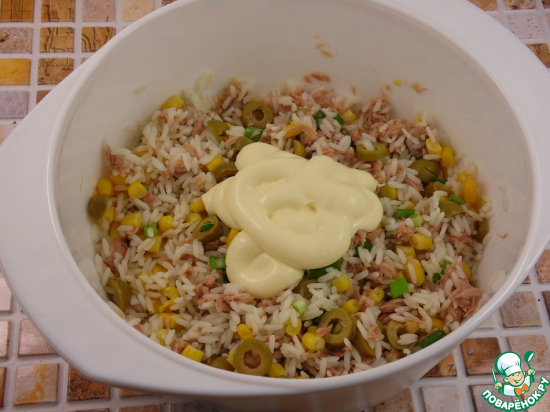 Рыбно-рисовый салат с кукурузой