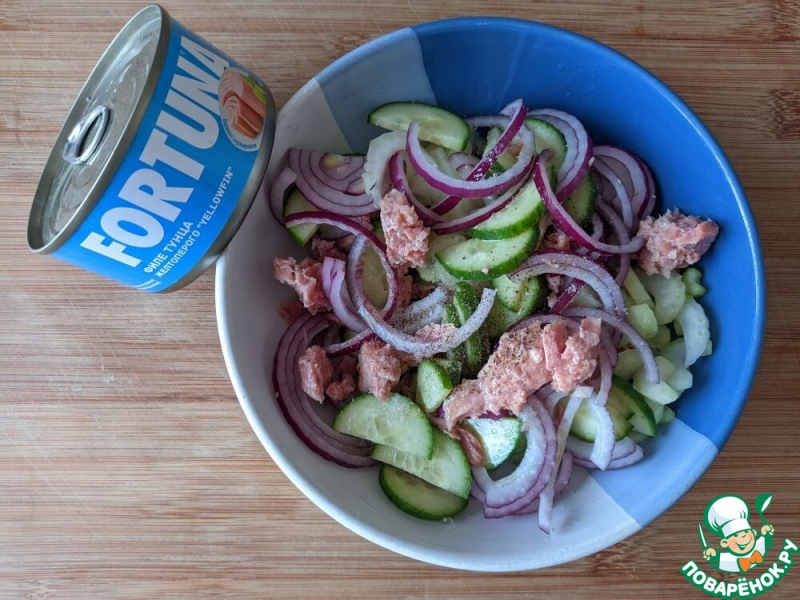 Салат из тунца с ржаными крошками