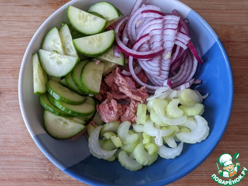 Салат из тунца с ржаными крошками
