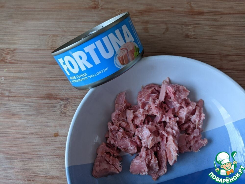 Салат из тунца с ржаными крошками