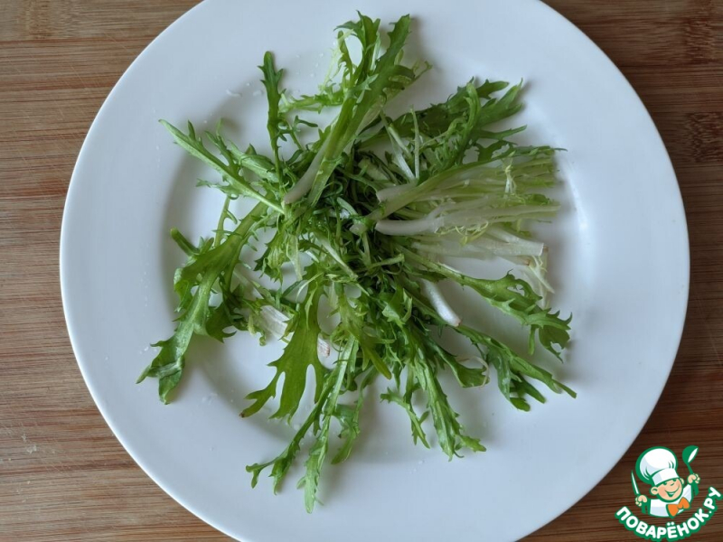 Салат из тунца с ржаными крошками