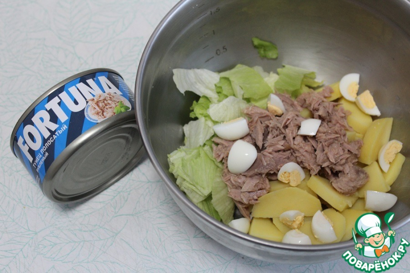 Салат с тунцом и горячей заправкой