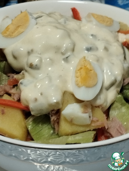 Салат с тунцом и горячей заправкой