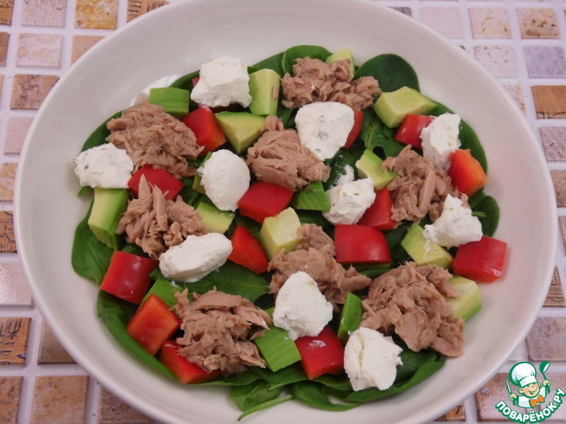 Салат с тунцом и шпинатом