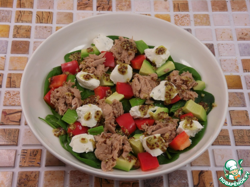 Салат с тунцом и шпинатом