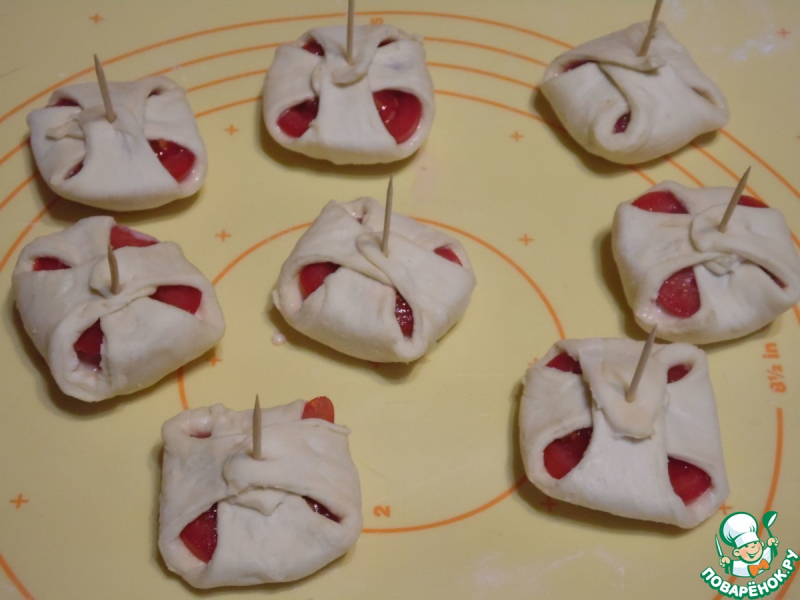 Слойки с тунцом и помидорами