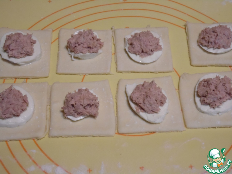 Слойки с тунцом и помидорами