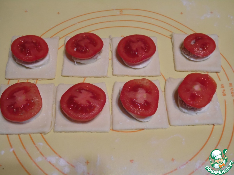 Слойки с тунцом и помидорами