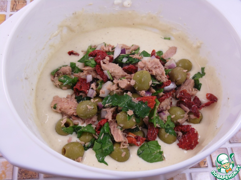 Закусочный кекс с тунцом и оливками