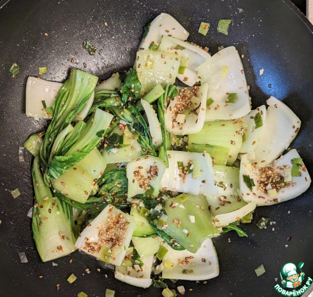 Бок-чой с зелёным луком и кунжутом
