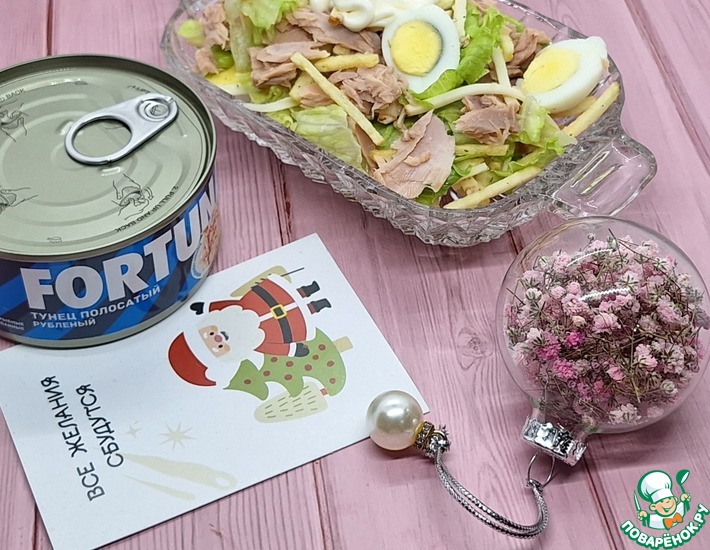 Лёгкий салат с копченым сыром и тунцом