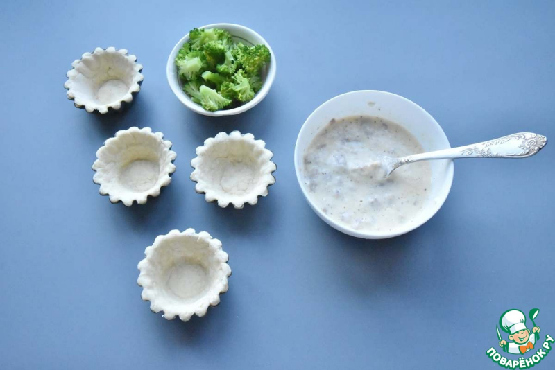 Мини пироги с тунцом и брокколи
