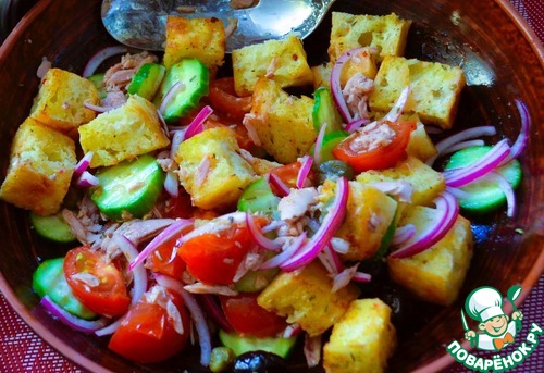 Панцанелла с тунцом и каперсами