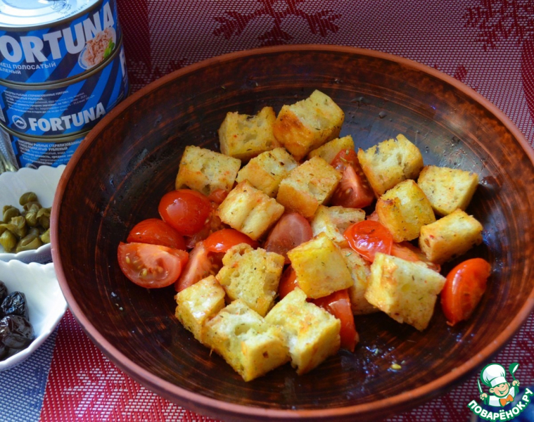 Панцанелла с тунцом и каперсами