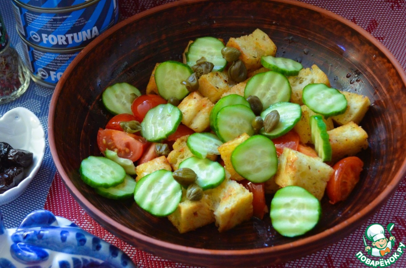 Панцанелла с тунцом и каперсами