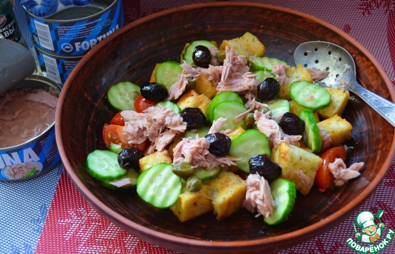 Панцанелла с тунцом и каперсами
