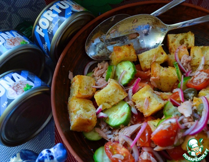 Панцанелла с тунцом и каперсами
