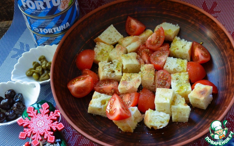 Панцанелла с тунцом и каперсами