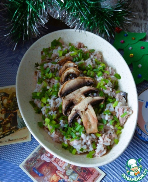 Рисовый салат с тунцом и шампиньонами