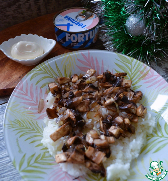 Рисовый салат с тунцом и шампиньонами