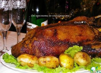 Рождественский гусь с фруктами и картофелем
