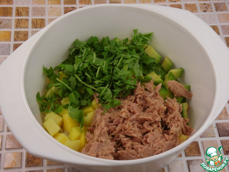 Салат с рисом, тунцом и манго