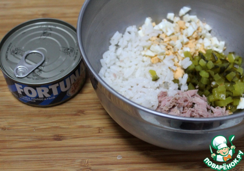 Салат с тунцом и маринованными огурцами