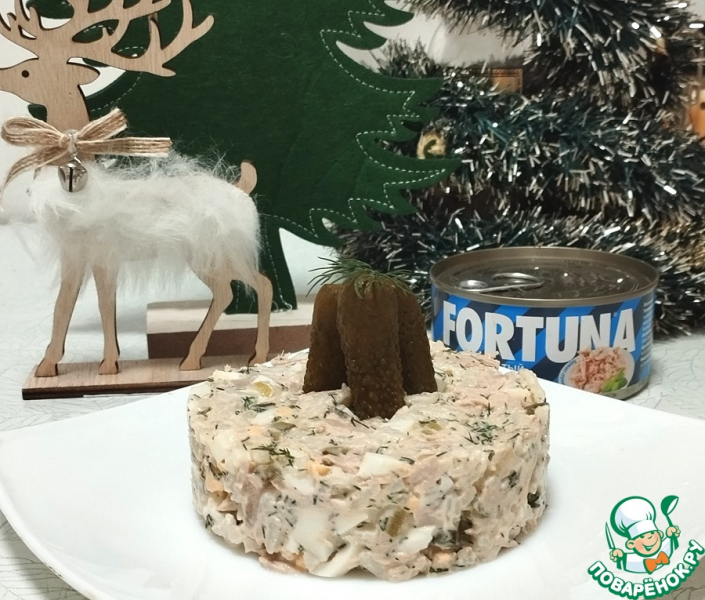 Салат с тунцом и маринованными огурцами