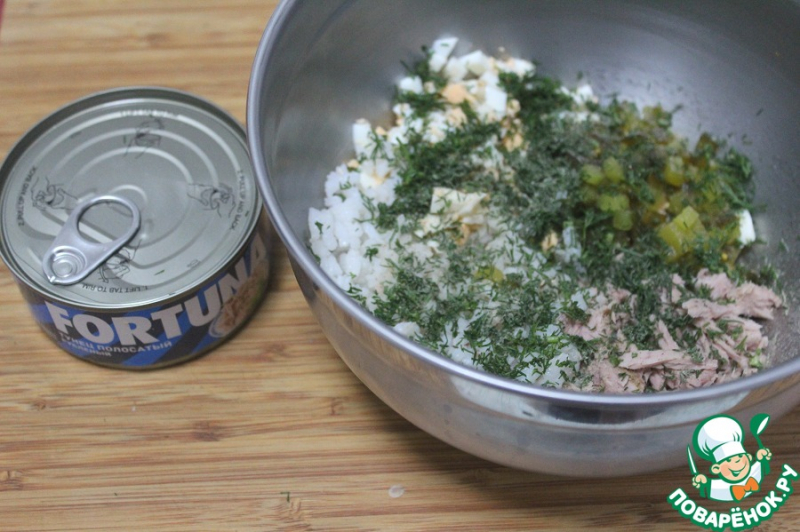 Салат с тунцом и маринованными огурцами