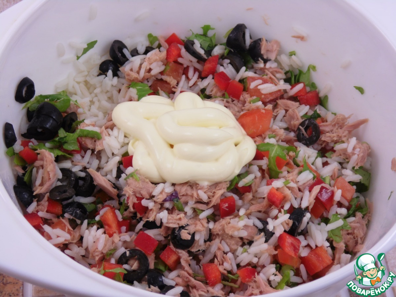 Салат с тунцом, рисом и овощами