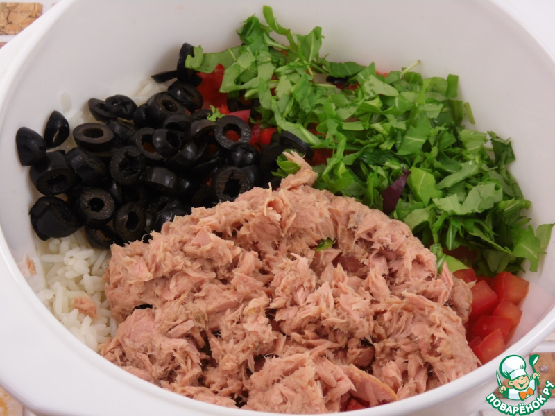 Салат с тунцом, рисом и овощами
