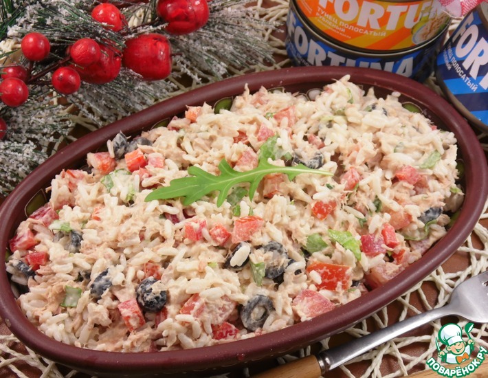 Салат с тунцом, рисом и овощами