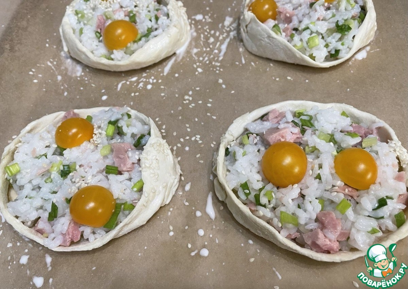 Слойки с тунцом рисом и помидорами черри