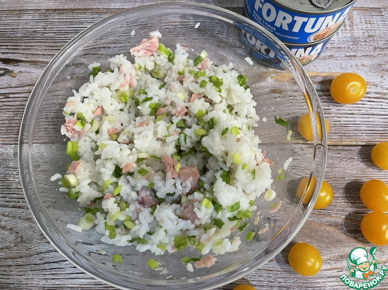 Слойки с тунцом рисом и помидорами черри