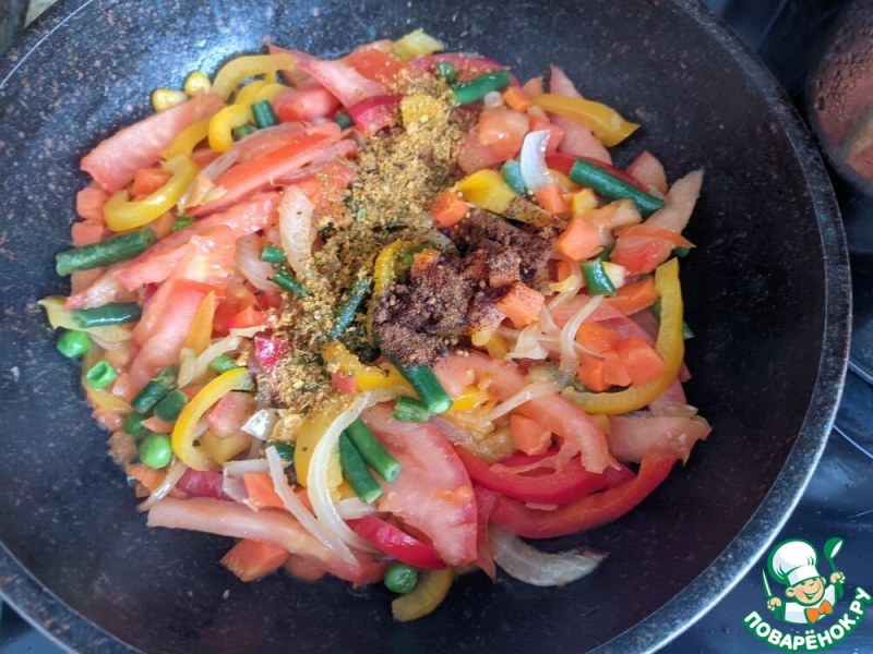 Тёплый салат из овощей и тунца