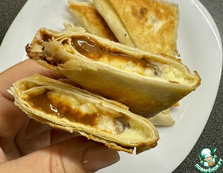 Треугольнички с творогом и вареной сгущенкой